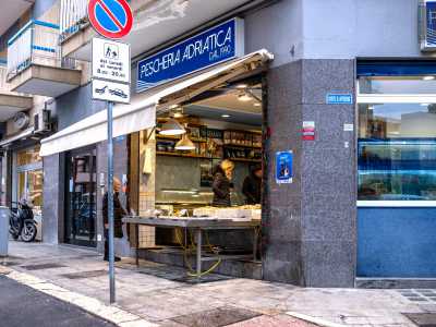 Incontriamo Natale nella sua pescheria Adriatica, in via Fanelli...